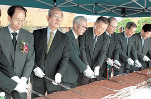 창립 50주년을 맞아 15일 제일모직 제진훈 사장(왼쪽)과 이 회사에서 일하다가 퇴임한 전직 임원들이 ‘시루떡 커팅식’을 가졌다. 사진제공 제일모직