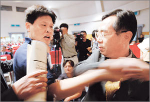 15일 광주 전남대 용봉홀에서 열린 대입제도개선방안 공청회에서 전국교직원노동조합 소속의 한 교사가 교육인적자원부 정기언 차관보(오른쪽)에게 거칠게 항의하고 있다.-광주=연합