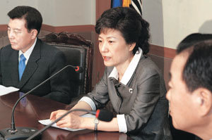 한나라당은 15일 박근혜 대표(가운데) 주재로 최고위원회의를 열고 방송위원회가 방송사업자 재허가 1차 심사에서 SBS를 탈락시킨 것을 ‘방송장악공작’으로 규정하고 강력히 대응키로 했다.-서영수기자