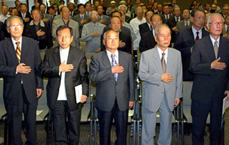 대한민국임시정부기념사업회 창립총회가 15일 서울 용산구 효창동 백범기념관 대회의실에서 열렸다. 노무현 대통령은 이날 총회에 보낸 메시지에서 “자랑스러운 역사는 따라야 할 이정표로 삼고, 안타까운 역사는 반성과 교훈으로 삼아야 한다”고 말했다. -전영한기자