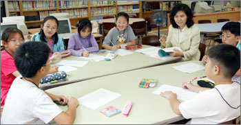 서울 강동구 명덕초등학교 5학년 학생들이 어떻게 공부하면 학습 효과를 올릴 수 있는지에 대해 집단 상담을 하고 있다. 전영한기자