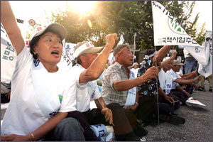 16일 정부과천청사 앞에서 전북 부안군 위도에서 올라온 주민들이 “위도를 두번 죽이지 말라”는 구호를 외치며 시위를 벌이고 있다. 그동안 부안군민들은 다수가 원전센터 건립에 반대했지만 위도 주민들은 상당수가 유치에 찬성했다.-과천=연합
