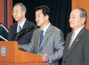 정동영 통일부 장관(가운데)과 반기문 외교통상부 장관(왼쪽), 오명 과학기술부 장관은 18일 서울 세종로 정부중앙청사에서 합동기자회견을 갖고 ‘핵의 평화적 이용에 관한 4원칙’을 발표했다.-연합
