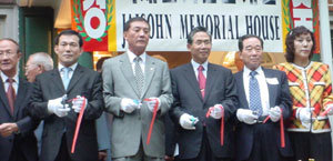 18일 미국 필라델피아 서재필 기념관 재개관식에 참석한 기념재단 관계자들. 오른쪽에서 세번째가 문봉주 뉴욕총영사. -사진제공 서재필 기념관