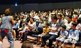 19일 오후 ‘서울열린 극장 창동’을 찾은 관객들이 가족 뮤지컬 ‘정글 이야기’를 즐겁게 관람하고 있다. -박주일기자