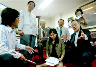 20일 서울 서초구 ‘성숙한 사회 가꾸기 모임’ 사무실에서 강지원 변호사(앞줄 오른쪽), 이명현 전 교육부 장관(뒷줄 오른쪽에서 두번째) 등 명사들이 다음 달 2일 경기 수원시에서 열릴 마당극 ‘변학도의 생일날’을 공연하기 위해 연습에 한창이다. -원대연기자