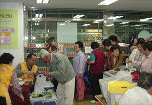 서울 도봉구 창동의 서울푸드마켓에서 저소득층 노인들이 무료 음식을 받아가는 모습. 사진제공 서울시 사회복지협의회