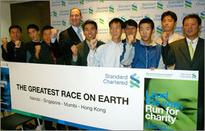 김건한(왼쪽에서 두번째)과 황영조 국민체육진흥공단 감독(왼쪽에서 세번째) 등 한국 선수단이 21일 서울 중구 태평로 파이낸스센터에서 열린 출정식에서 선전을 다짐하고 있다. 연합