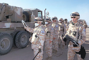 쿠웨이트로부터 이라크 아르빌까지의 수송 작전에 참여한 자이툰부대 3개 부대 중 가장 먼저 6일 아르빌에 도착한 부대원이 미리 와 있던 숙영지 건설단 장교들의 환영을 받고 있다.-사진제공 합동참모본부