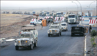 드디어 도착쿠웨이트에서 3박4일간 1115km를 달려온 자이툰부대가 아르빌의 관문인 ‘알툰카프리’를 통과하고 있다. 자이툰 부대원 2800여명은 22일 쿠웨이트로부터 이라크 북부 아르빌까지의 대장정을 무사히 마쳤다.-사진제공 합동참모본부