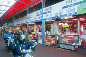 올봄 새 단장 이후 첫 명절 대목을 맞는 서울 성동구 마장축산시장 상가. 이곳을 비롯해 축산시장을 찾으면 시중보다 저렴한 가격에 추석 차례용 고기를 장만할 수 있다. -변영욱기자