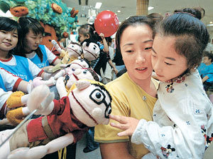 22일 서울 종로구 연건동 서울대병원 내 어린이병원에서 열린 청강문화산업대 유아교육과 학생들의 인형극이 끝난 뒤 어린이들이 인형을 직접 만져보고 있다.-사진제공 청강문화산업대