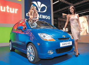 GM대우차는 23일 프랑스 파리에서 열린 ‘2004 파리모터쇼’에서 마티즈 후속 모델인 ‘M-200’의 전시용 차량 형태인 ‘M3X’를 선보였다. -연합