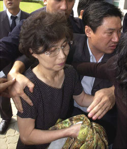 참고인 자격 출두안상수 인천시장의 여동생이 23일 ‘2억원 굴비상자 수뢰사건’과 관련해 참고인 조사를 받기 위해 인천지방경찰청에 출두하고 있다. 인천=연합