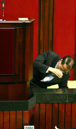 한나라당 김용갑 의원이 23일 국회 본회의장에서 국가보안법을 폐지해선 안 된다는 요지의 발언을 하다가 갑자기 쓰러지고 있다.