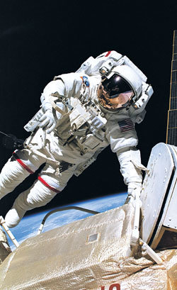 우주선 밖의 우주공간에서 직업을 하고 있는 미국항공우주국(NASA)의 우주인 -사진제공 NASA