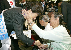 한나라당 박근혜 대표가 23일 서울 영등포역 광장에서 당보를 나눠주고 있다. 박 대표는 이날 만난 할머니 등 시민들에겐 미소를 지었지만 그의 리더십을 비판하는 당내 세력에 대해선 목소리를 높여 정면 대응했다.-서영수기자