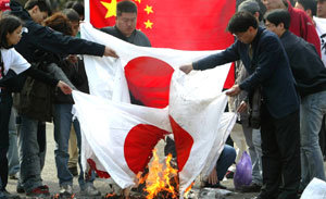 올해 3월 중국 민간단체 회원 7명이 센카쿠 열도에 상륙했다가 일본 경찰에 체포되자 중국 베이징에서 중국인들이 일장기를 불태우며 항의하고 있다. -동아일보 자료사진
