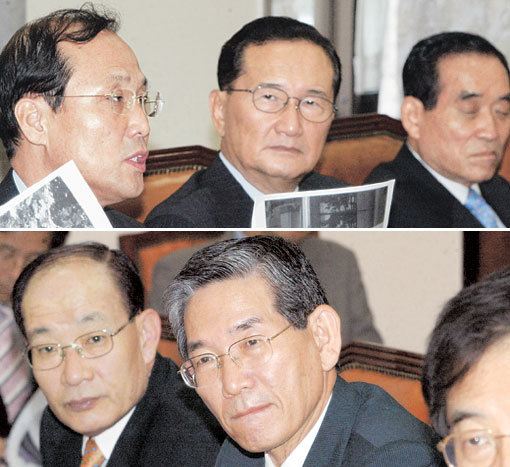 23일 국회에서 열린 당정 협의에서 열린우리당 장영달 의원(왼쪽)이 서울시의 관제 데모 문제를 제기하며 제시한 관련 사진을 허성관 행정자치부 장관과 김승규 법무부 장관(왼쪽부터)이 심각한 표정으로 바라보고 있다. 김경제기자 kjk5873@donga.com