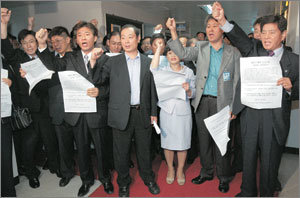 24일 한국교원단체총연합회 회장단과 한국교원노동조합 회원 등 30여명이 교육인적자원부와 전교조의 NEIS 시행 합의에 항의해 서울 정부중앙청사 교육부총리 집무실 앞에서 시위를 벌이고 있다. -전영한기자