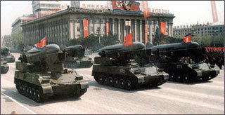 평양 시내에 모습을 드러낸 북한 미사일부대. 북한의 화학무기 발사 수단은 박격포부터 노동미사일까지 다양하며 한반도 전체를 유효사거리 내에 두고 있다. -동아일보 자료사진