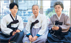 전통매듭의 기술을 잇고 있는 최은순 여사(가운데)와 딸 정봉섭(오른쪽), 손녀딸 박선경씨(왼쪽)가 매듭 제작과정을 시연해 보이고 있다. -신원건기자