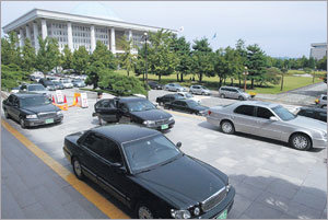 선거법 위반이나 지역주민의 원성을 의식해 지역구에 내려가지 않은 의원들이 많은 탓일까. 추석연휴 첫날인 25일 서울 여의도 국회 의원회관 앞에 주차돼 있는 의원 차량이 적지 않았다.-서영수기자