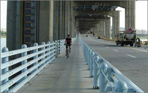 최근 개통된 서울 잠수교 자전거도로. 서울시는 내년 말까지 한남대교 잠실대교 등에 자전거도로를 설치할 계획이다. -사진제공 서울시