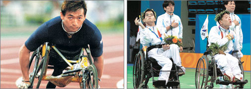 2004 아테네 장애인올림픽 휠체어 육상 휠체어 남자 100m와 200m를 석권한 홍석만(왼쪽). 오른쪽은 보치아(목표물에 공을 가까이 던지는 경기) BC3 복식 경기에서 한국에 11번째 금메달을 안긴 안명훈과 박성현(왼쪽부터). -아테네=연합
