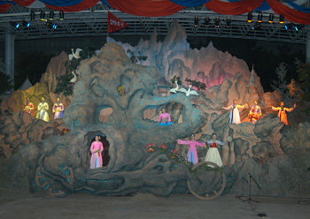 산대는 공연자들이 올라가서 소리를 하거나 기예를 부리는 무대이자 공연장 너른 마당으로 들고나는 통로 역할을 한다. 28일 전야제에서 유라예술단 단원들이 산대에 올라 선소리를 하는 모습. -사진제공 실학축전집행위원회