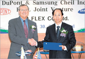 제일모직 제진훈 사장(오른쪽)과 미국 듀폰의 크레그 네일러 전자·통신기술 사업부 그룹 부사장은 30일 서울 강남구 역삼동 제일모직 본사에서 FCCL 합작사 설립에 관한 조인식을 체결한 후 악수를 나누고 있다. -사진제공 제일모직