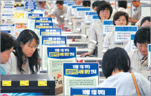 이마트가 비씨카드와 가맹점 계약을 해지한 데 이어 롯데마트도 1일부터 전국 35개 점포에서 삼성카드를 받지 않기로 했다. 30일 롯데마트 서울역점 계산대에 ‘삼성카드 사용 중단’을 알리는 안내문이 게시돼 있다. -신원건기자