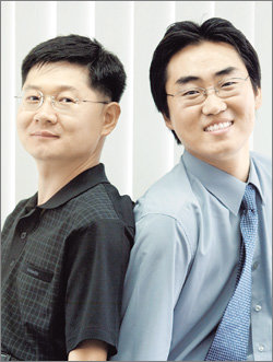 캡션제자 김기중씨(오른쪽)과 함께 사진 에세이집을 펴낸 류영수 교수. -신원건기자