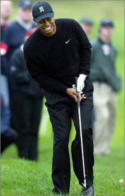 타이거 우즈(미국)가 2004 아메리칸 익스프레스 챔피언십 1라운드 도중 러프에서 아이언샷을 날린 직후 등 통증으로 얼굴을 찡그리고 있다. 토머스타운=AP 연합