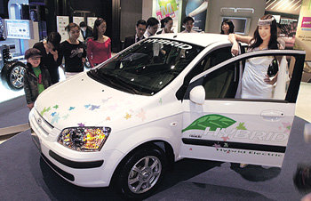 현대자동차는 1일 서울 용산구 한남동 하얏트호텔에서 국내 첫 도로 주행용 하이브리드 차량을 공개했다. 현대차는 2006년 말부터 하이브리드 엔진을 단 베르나 후속 모델을 일반에 판매할 계획이다. -사진제공 현대자동차