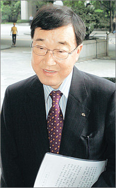 김정태 국민은행장이 1일 자신의 마지막 월례조회에 참석하기 위해 서울 여의도 국민은행 본점에 들어서고 있다. -연합