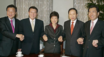 한나라당 지도부와 수도권 지방자치단체장들은 1일 국회에서 간담회를 갖고 수도 이전 문제를 논의했다. 손학규 경기지사, 김덕룡 원내대표, 박근혜 대표, 이명박 서울시장, 안상수 인천시장(왼쪽부터) 등은 간담회가 끝난 뒤 손을 잡고 협력을 다짐했으나 견해차를 좁히지는 못했다.-서영수기자