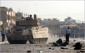 30일 이라크 바그다드 남부 알아멜 지역에선 세 차례의 폭탄테러가 일어나 어린이 35명을 포함해 46명이 숨지고 208명이 부상했다. 차량폭탄 테러 발생 직후 미군 브래들리장갑차와 이라크군이 사건현장을 경계하고 있다.-바그다드=AP 연합