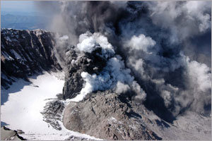 화산 활동이 재개된 미국 워싱턴주 세인트헬렌스 화산에서 1일 수증기와 연기 재 등이 분출되고 있다. 미 연방 지질조사국은 조만간 이 화산이 폭발할 것이라고 발표했다. -세인트헬렌스 화산=AP 연합