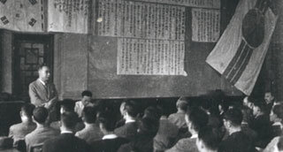 여운형이 1945년 8월 말 서울 YMCA에서 조선건국준비위원회 집회를 주도하고 있다. 이 사진은 손치웅씨가 최근 몽양 여운형 선생 추모사업회에 기증한 것이다.