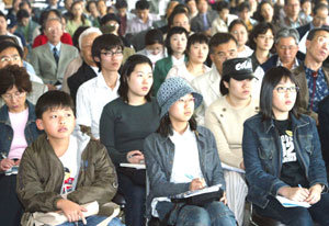 2일 오후 서울 종로구 세종로 동아일보사 21층 대강당에서 막을 올린 ＇2004 청소년 역사강좌＇에는 청소년들을 비롯해 초등학생부터 70대 노인에 이르기까지 250여명의 청중이 몰려들어 한국 근현대사에 대한 높은 관심을 보였다. -김동주기자