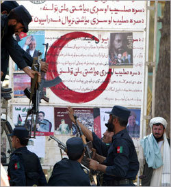 9일 대통령선거를 앞두고 아프가니스탄 정부는 테러 경계에 들어갔다. 3일 카불 서쪽 600km에 위치한 헤라트 시가지의 대선 포스터 주변에 무기를 든 경찰이 배치되고 있다. -헤라트=로이터 뉴시스