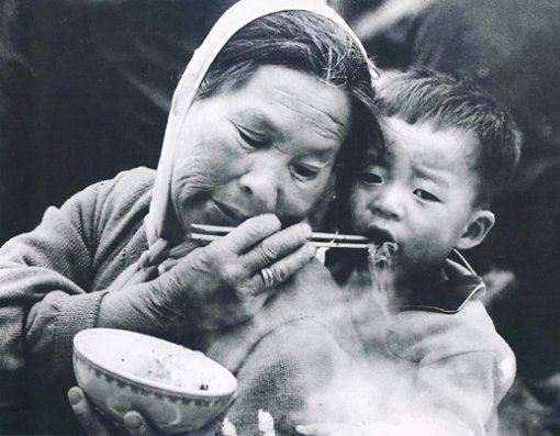 다큐 사진작가 최민식씨가 찍은 ‘부산 1965’. 그는 가난하고 소외된 인간의 얼굴에서 희망을 외치는 모습을 표현했다. 사진제공 일민미술관