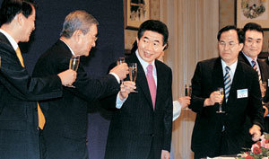 노무현 대통령이 4일 인도 뉴델리 셰러턴호텔에서 열린 인도교민 초청 간담회에서 현동화 뉴델리 한인회장(왼쪽에서 두번째), 이중훈 평통위원(오른쪽에서 두번째) 등 교민대표들과 건배하고 있다.박경모기자 momo@donga.com