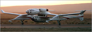 4일 발사선에 실려 미국 캘리포니아주 모하비공항을 이륙하고 있는 ‘스페이스십원’. 스페이스십원의 비행 성공은 본격적인 민간 우주여행시대를 예고했다. -모하비=AP 연합