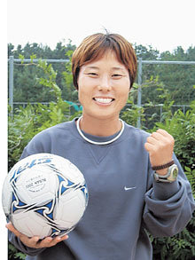 이미애 코치는 “외국에서 선진 축구를 배워 한국 최초의 대표팀 여자감독이 되는 것이 꿈”이라고 말했다. -충주=김성규기자