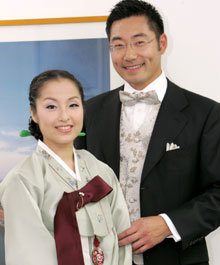 5일 서울 종로구 주한 스웨덴 대사관에서 결혼식을 올린 정민수씨(오른쪽)와 김일주씨.-연합