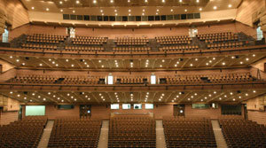 9개월여의 개보수공사 끝에 6일 공개된 국립극장 해오름극장의 내부. 좌석의 너비를 넓히고 1층 뒷쪽을 높여 무대가 잘 보이도록 했다. -사진제공 국립극장