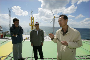 한국해양연구원 심재설 책임연구원(오른쪽)이 이어도 해양과학기지에서 기지에 설치된 장비와 기능 등에 대해 소상히 설명하고 있다.-제주=뉴시스