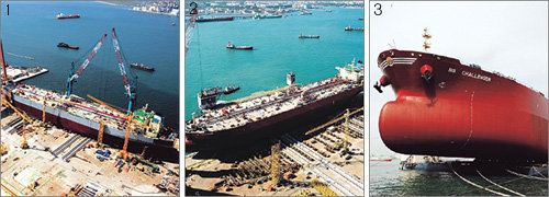 현대중공업이 세계 처음으로 육지에서 배를 만들어 바다에 띄웠다. 육상에서 배를 만들어(사진 1) 바지선에 실은후(사진 2) 바다에 띄우고(사진 3) 있다. 사진제공 현대중공업